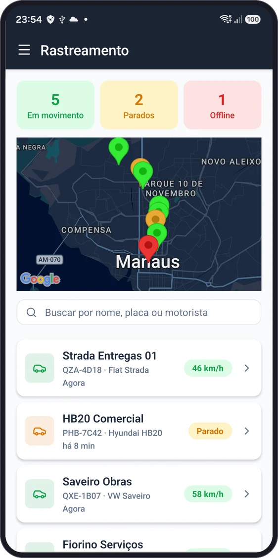 Tela do aplicativo Synapticom com o resumo da frota, o mapa com os veículos e a lista com placa e velocidade